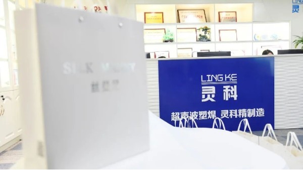 玉鼠辭舊，金牛迎新，靈科年禮賀新春！